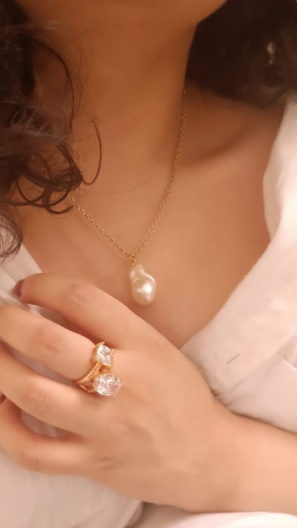 navya baroque pearl necklace